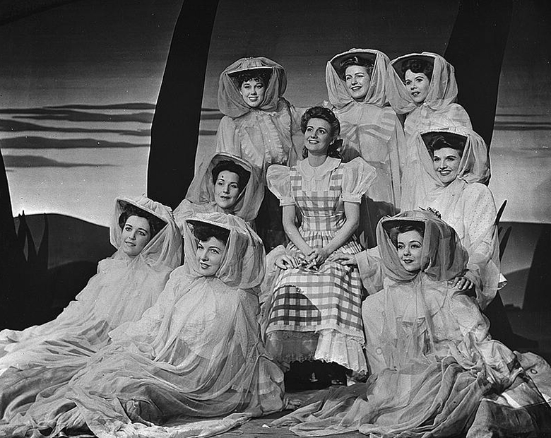 The cast of the Theatre Guild production of Oklahoma!